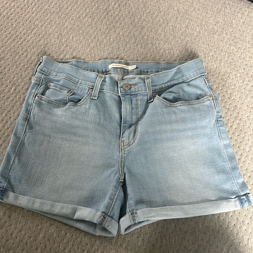 Levi’s mid length shorts size 29